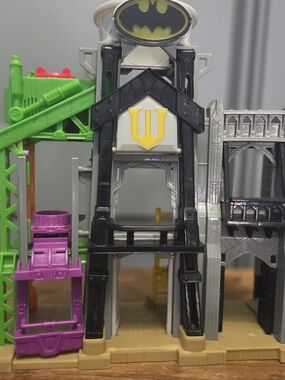 Imaginext DC Super Friends Wayne Tower Gotham City Playset Batman Elevator Light